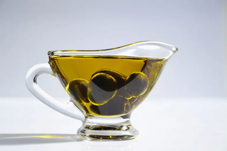 Vì sao uống dầu olive bị rát cổ, thậm chí ho?